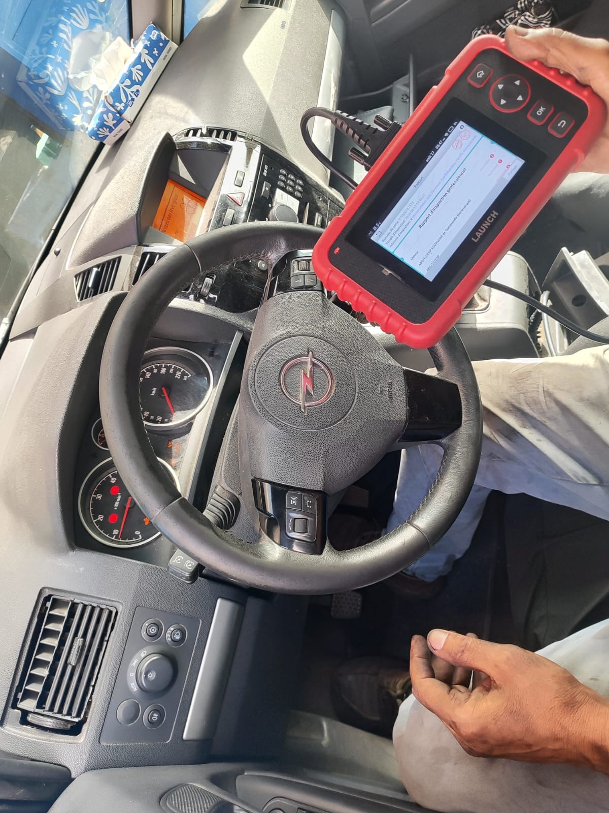 Diagnostic électronique d'un véhicule avec valise professionnelle